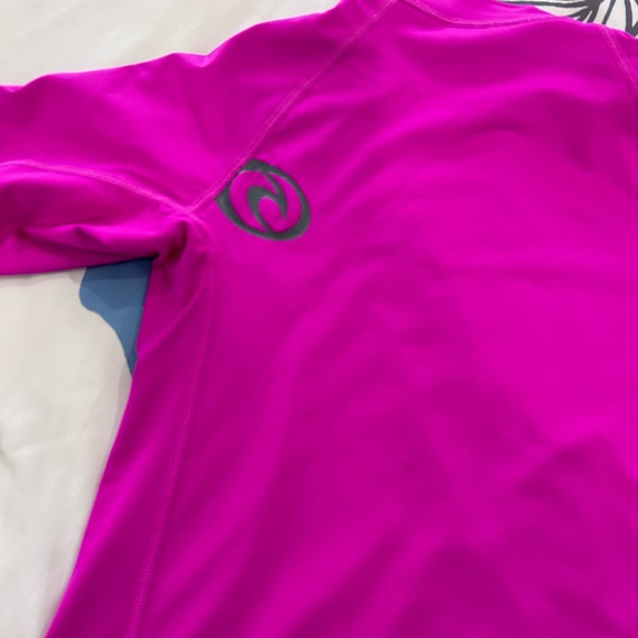 RIP CURL • Girl/Junior Pink Athletic T-Shirt • sz Large/12 - Picture 3 of 9